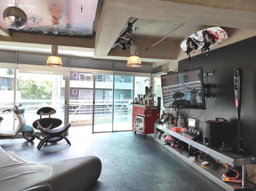 Se alquila muy agradable "Loft" de 143 m2 en dos plantas. Amoblado.Cuenta con una ubicacin privilegiada y un diseo nico, muy agradable y particular.