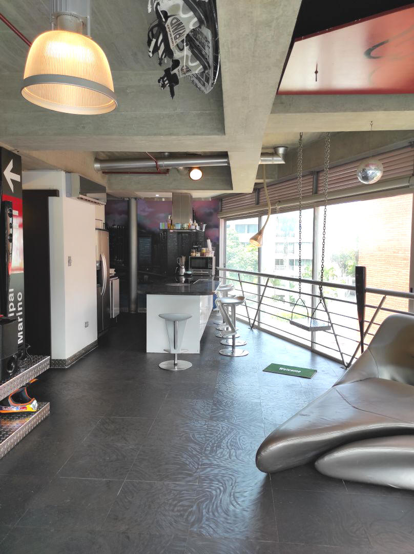 Se alquila muy agradable "Loft" de 143 m2 en dos plantas. Amoblado.Cuenta con una ubicacin privilegiada y un diseo nico, muy agradable y particular.