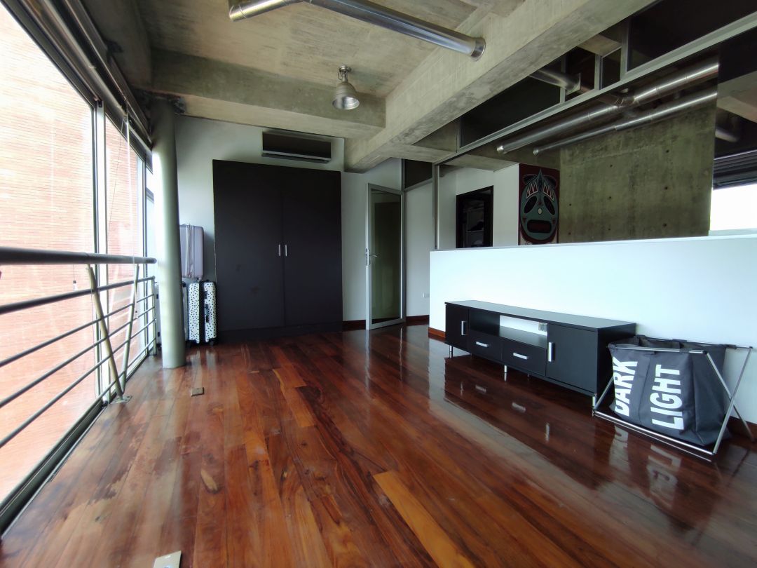 Se alquila muy agradable "Loft" de 143 m2 en dos plantas. Amoblado.Cuenta con una ubicacin privilegiada y un diseo nico, muy agradable y particular.