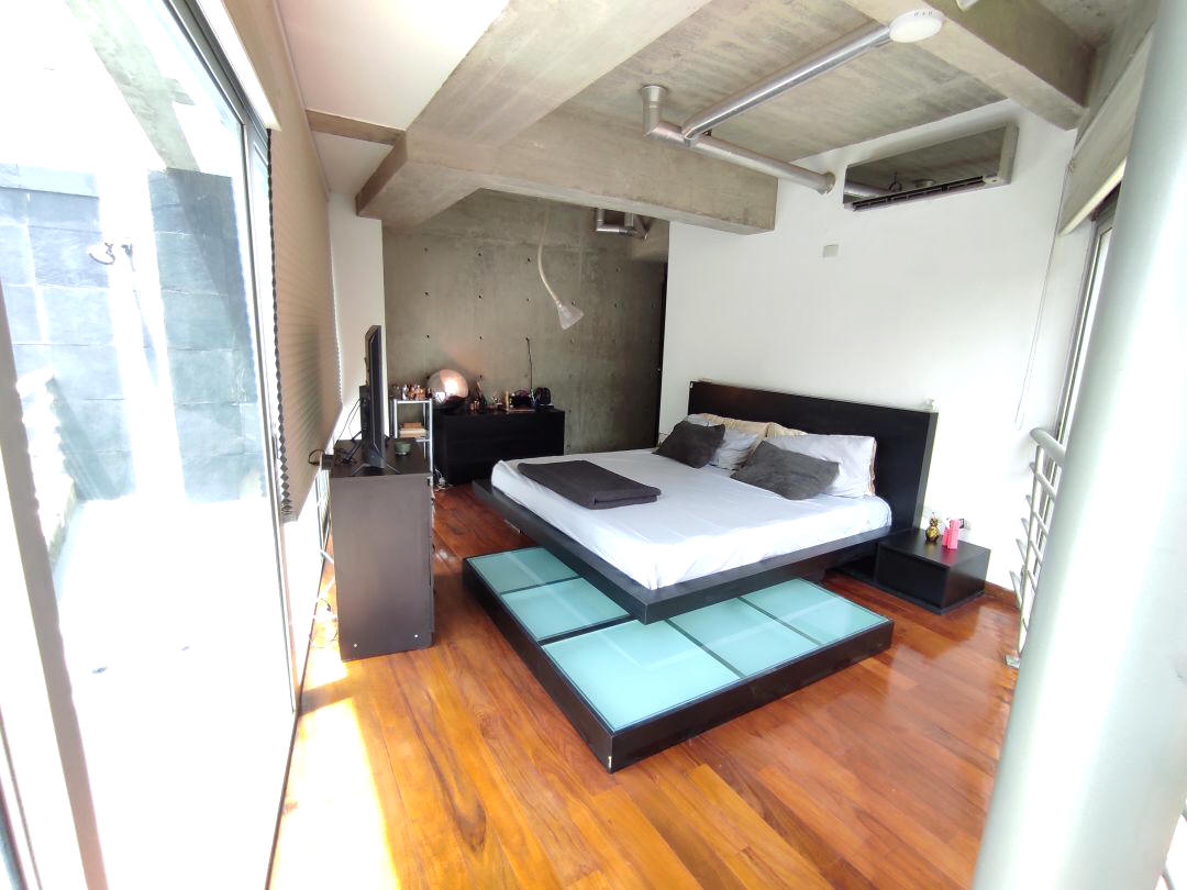 Se alquila muy agradable "Loft" de 143 m2 en dos plantas. Amoblado.Cuenta con una ubicacin privilegiada y un diseo nico, muy agradable y particular.