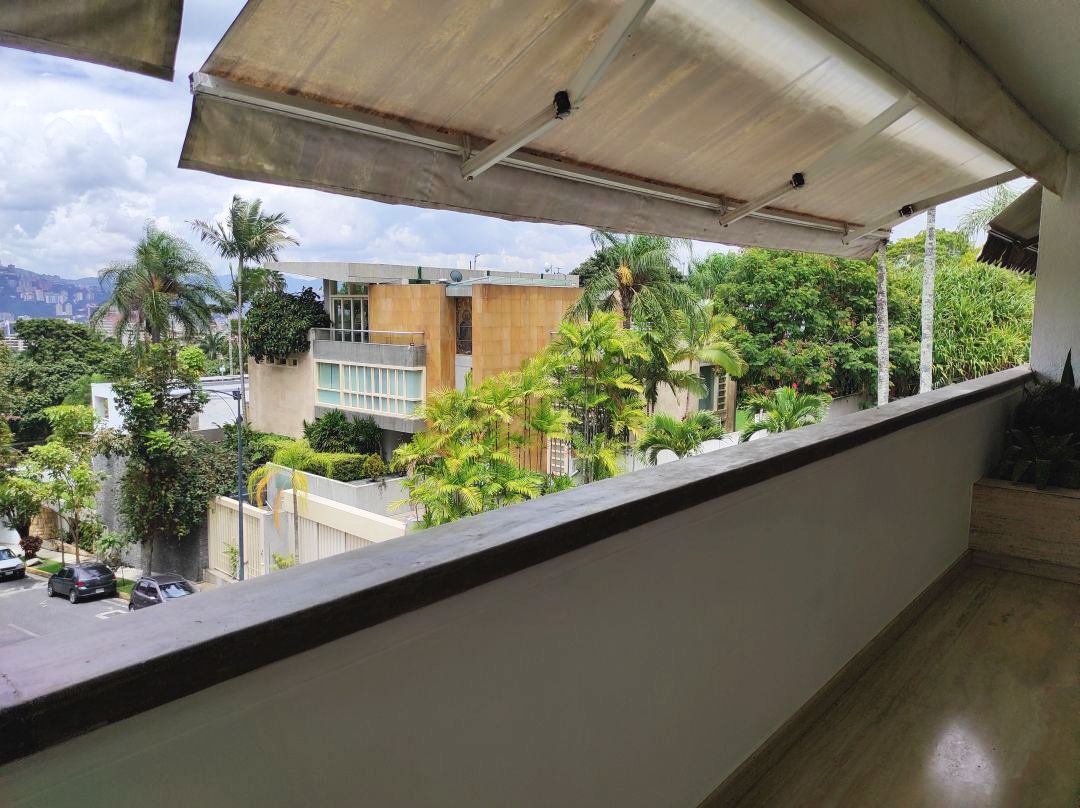 Se alquila rendidor apartamento en Atalaya, Alta Florida. Vista panormica. Excelente conjunto, muy bien mantenido, ubicado en calle terminal. Zona muy tranquila y segura.
