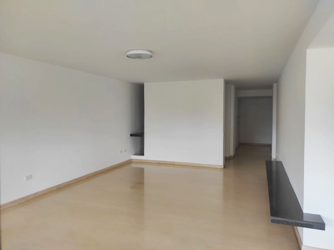 Se alquila rendidor apartamento en Atalaya, Alta Florida. Vista panormica. Excelente conjunto, muy bien mantenido, ubicado en calle terminal. Zona muy tranquila y segura.