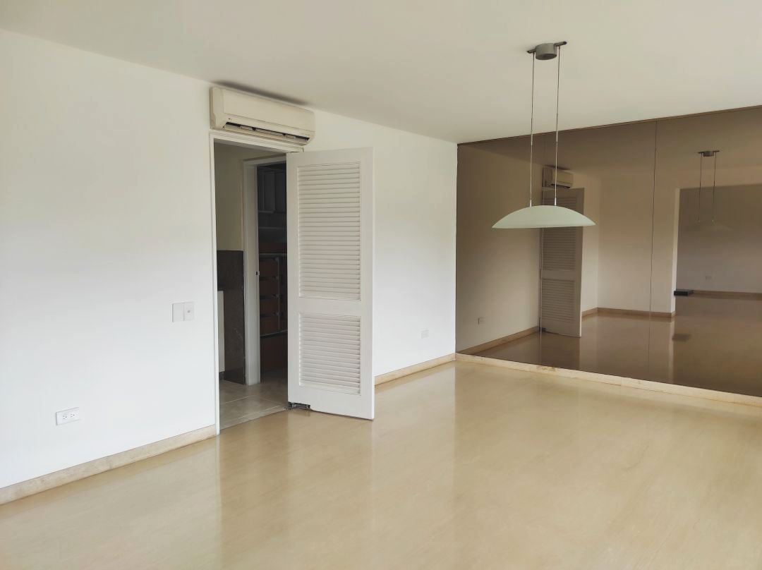 Se alquila rendidor apartamento en Atalaya, Alta Florida. Vista panormica. Excelente conjunto, muy bien mantenido, ubicado en calle terminal. Zona muy tranquila y segura.