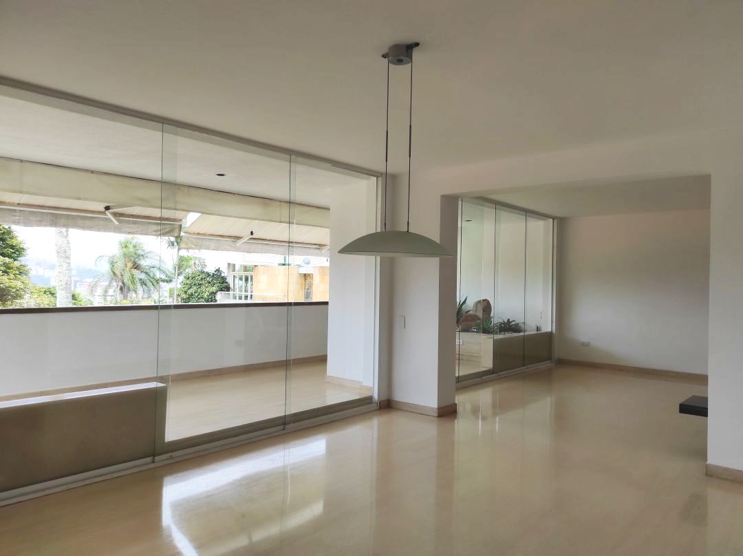 Se alquila rendidor apartamento en Atalaya, Alta Florida. Vista panormica. Excelente conjunto, muy bien mantenido, ubicado en calle terminal. Zona muy tranquila y segura.