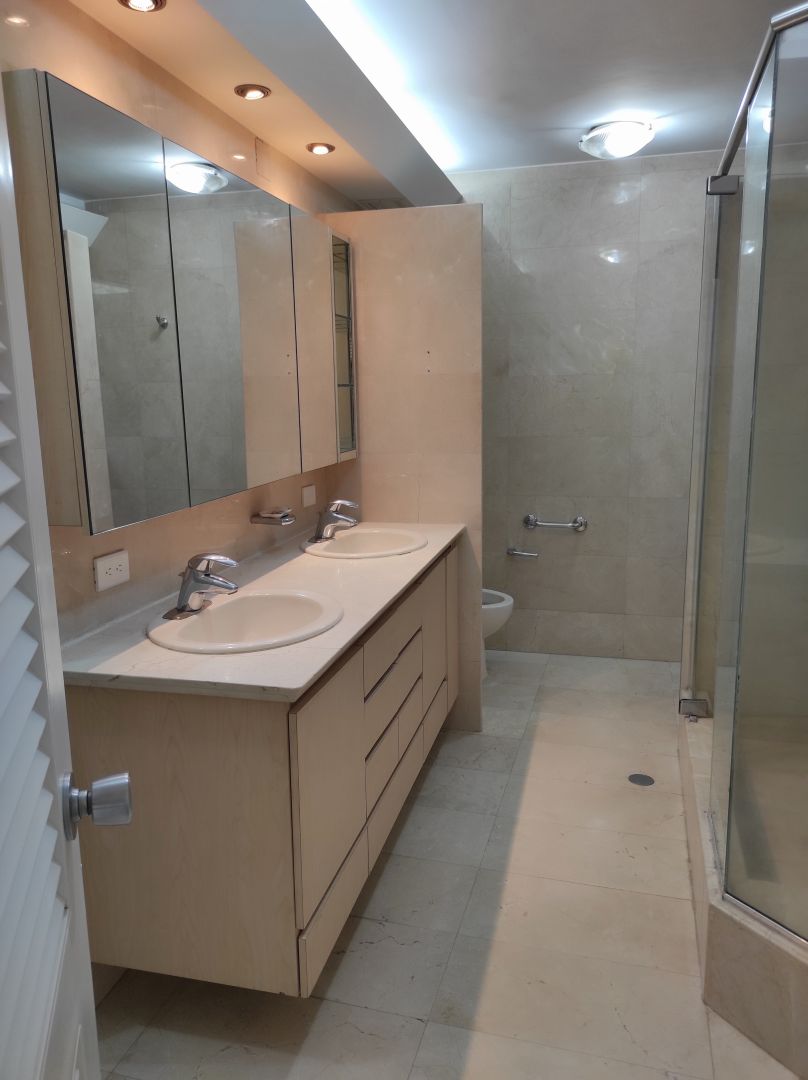 Se alquila rendidor apartamento en Atalaya, Alta Florida. Vista panormica. Excelente conjunto, muy bien mantenido, ubicado en calle terminal. Zona muy tranquila y segura.