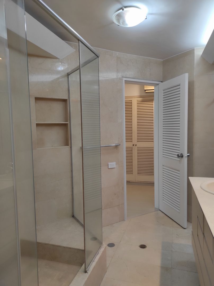 Se alquila rendidor apartamento en Atalaya, Alta Florida. Vista panormica. Excelente conjunto, muy bien mantenido, ubicado en calle terminal. Zona muy tranquila y segura.