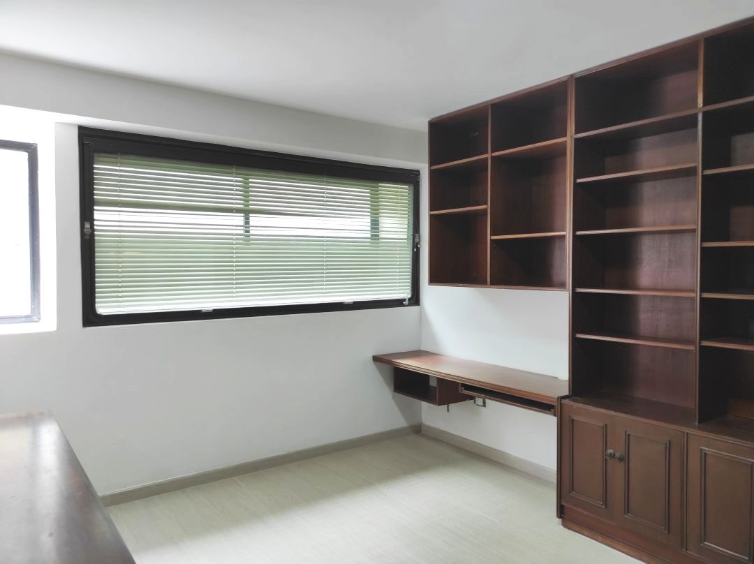 Se alquila rendidor apartamento en Atalaya, Alta Florida. Vista panormica. Excelente conjunto, muy bien mantenido, ubicado en calle terminal. Zona muy tranquila y segura.