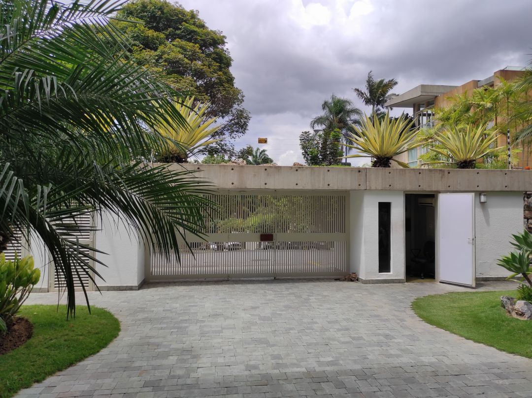 Se alquila rendidor apartamento en Atalaya, Alta Florida. Vista panormica. Excelente conjunto, muy bien mantenido, ubicado en calle terminal. Zona muy tranquila y segura.