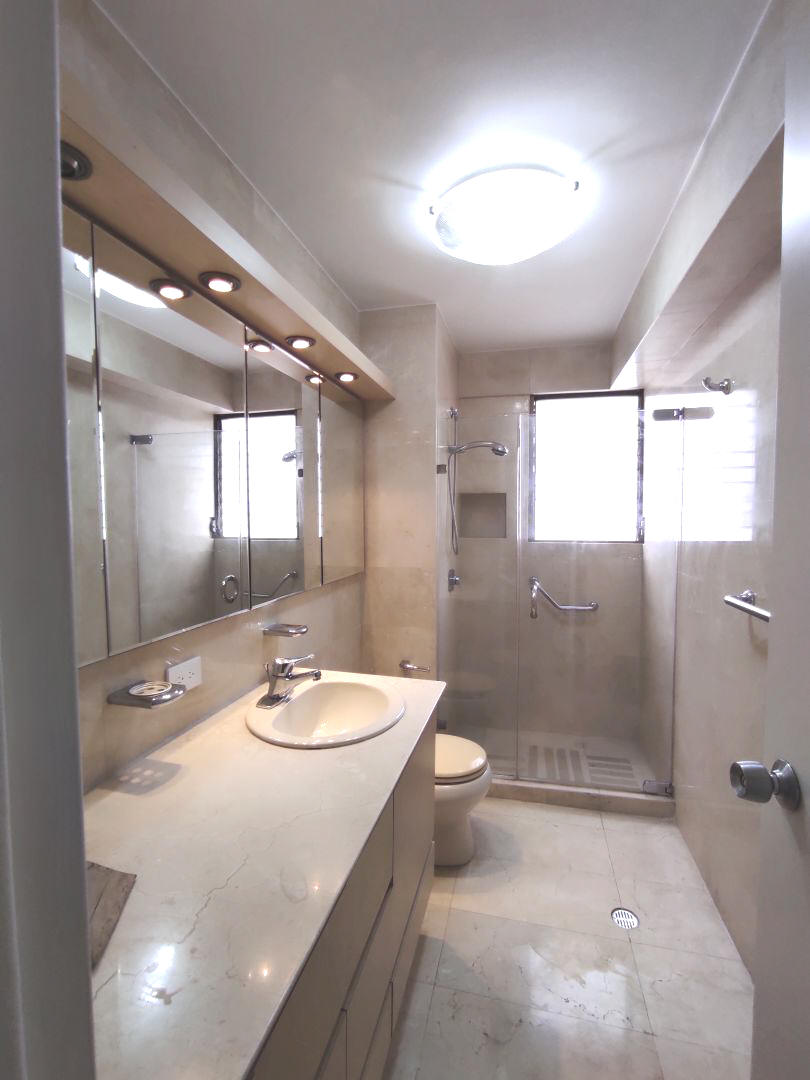 Se alquila rendidor apartamento en Atalaya, Alta Florida. Vista panormica. Excelente conjunto, muy bien mantenido, ubicado en calle terminal. Zona muy tranquila y segura.