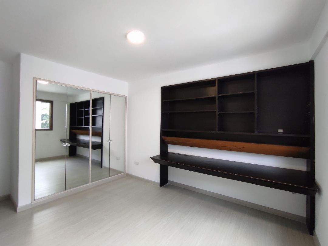 Se alquila rendidor apartamento en Atalaya, Alta Florida. Vista panormica. Excelente conjunto, muy bien mantenido, ubicado en calle terminal. Zona muy tranquila y segura.