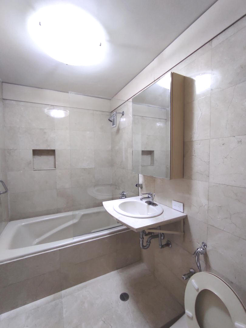 Se alquila rendidor apartamento en Atalaya, Alta Florida. Vista panormica. Excelente conjunto, muy bien mantenido, ubicado en calle terminal. Zona muy tranquila y segura.
