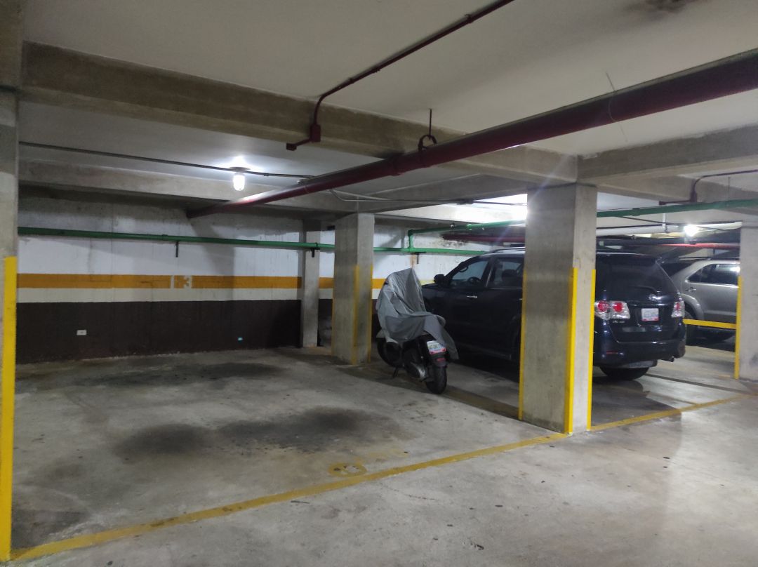 Se alquila rendidor apartamento en Atalaya, Alta Florida. Vista panormica. Excelente conjunto, muy bien mantenido, ubicado en calle terminal. Zona muy tranquila y segura.