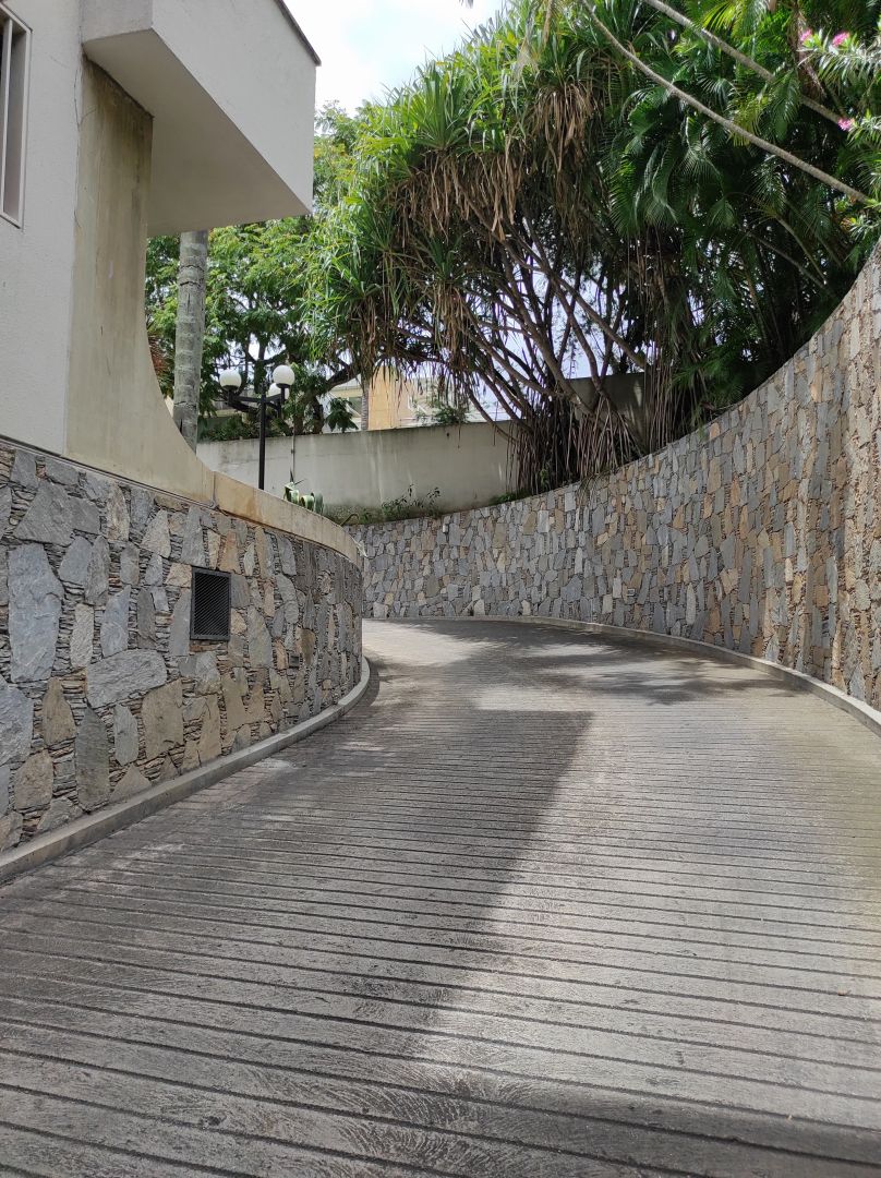 Se alquila rendidor apartamento en Atalaya, Alta Florida. Vista panormica. Excelente conjunto, muy bien mantenido, ubicado en calle terminal. Zona muy tranquila y segura.