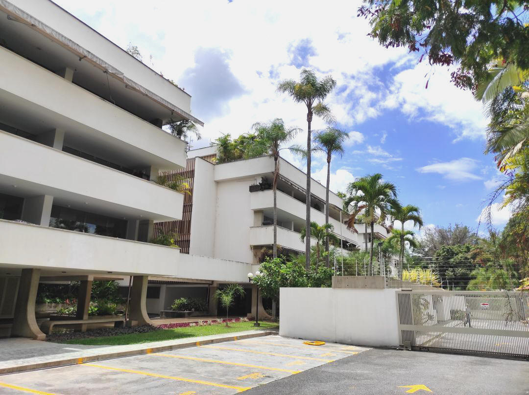 Se alquila rendidor apartamento en Atalaya, Alta Florida. Vista panormica. Excelente conjunto, muy bien mantenido, ubicado en calle terminal. Zona muy tranquila y segura.