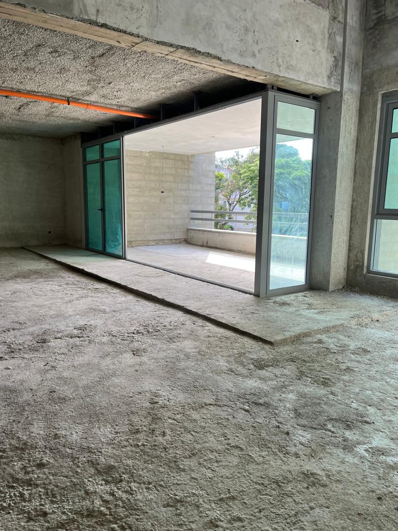 Venta apartamento Pent-House Dplex en el Country Club, sin acabados (obra gris), vista espectacular, zona cntrica pero muy tranquila.