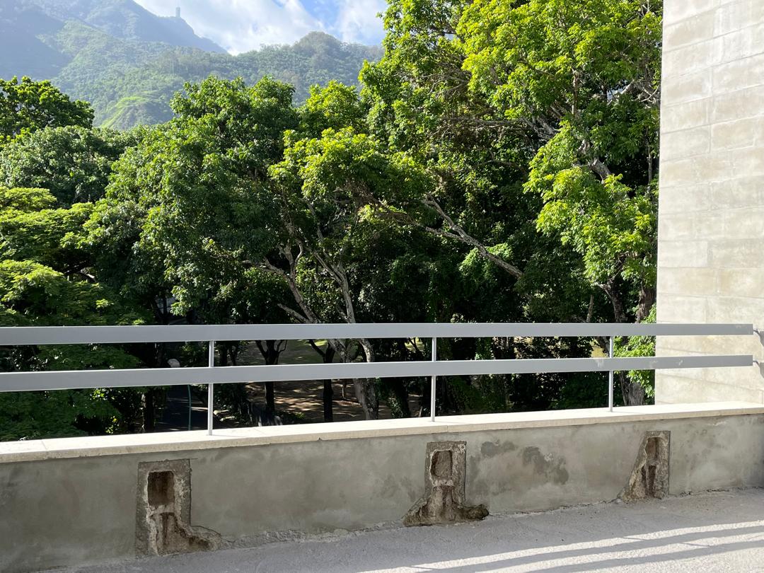 Venta apartamento Pent-House Dplex en el Country Club, sin acabados (obra gris), vista espectacular, zona cntrica pero muy tranquila.