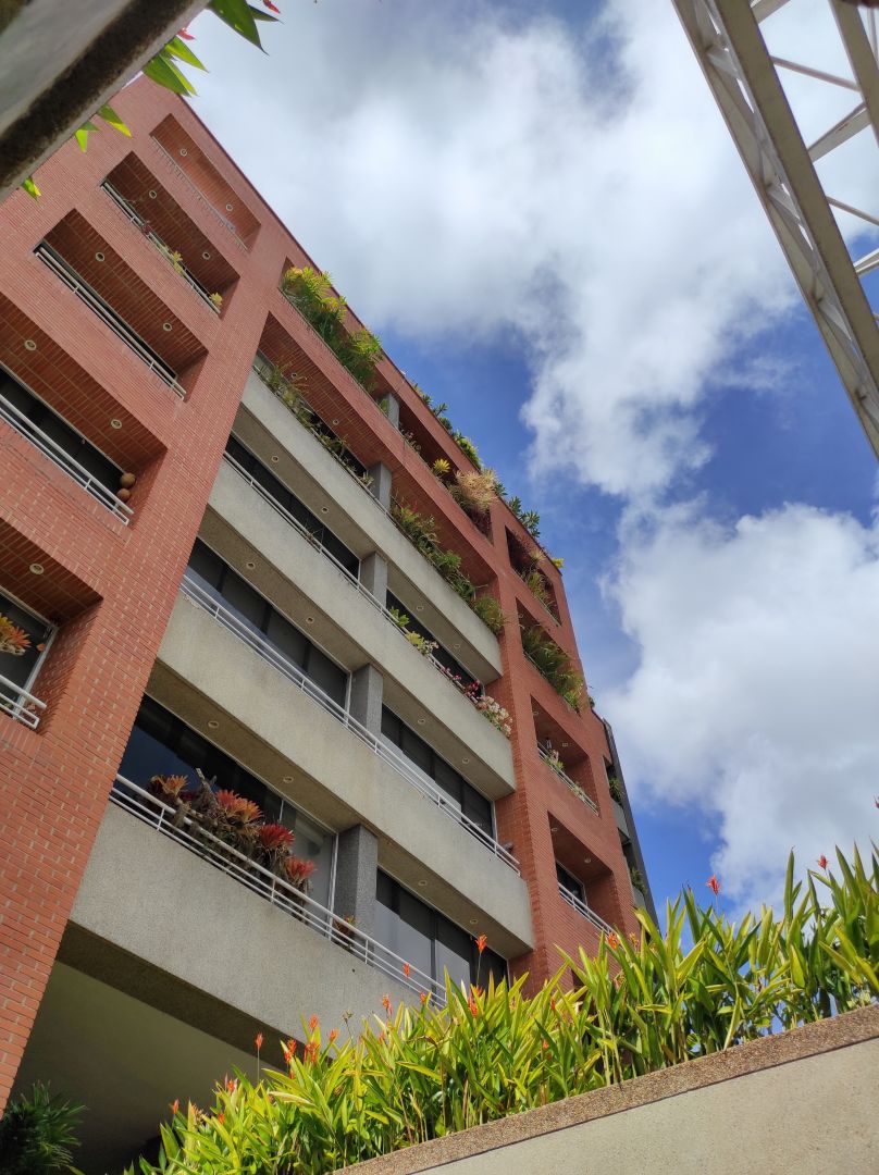Se vende rendidor apartamento en conjunto bien mantenido, con muy buenas iluminacin y vista. Ubicado en zona muy tranquila, a distancia peatonal muy conveniente del C.C. Terrazas y C.C Lomas de La Lagunita.