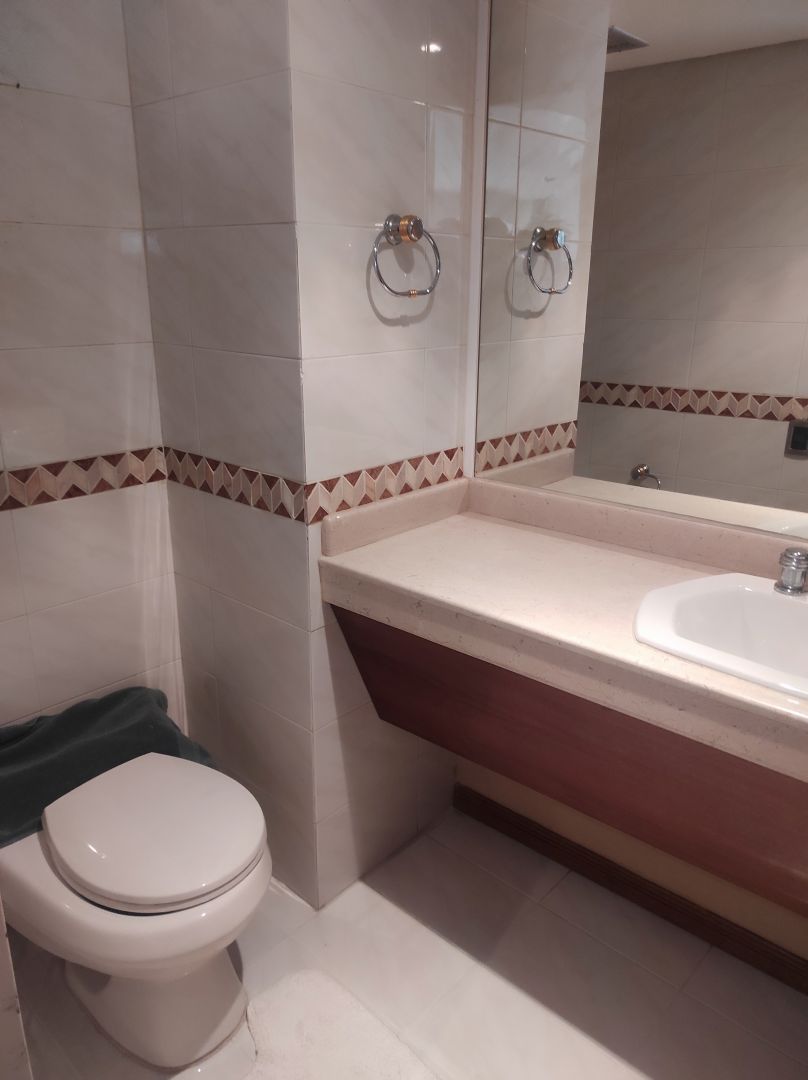 Se vende rendidor apartamento en conjunto bien mantenido, con muy buenas iluminacin y vista. Ubicado en zona muy tranquila, a distancia peatonal muy conveniente del C.C. Terrazas y C.C Lomas de La Lagunita.