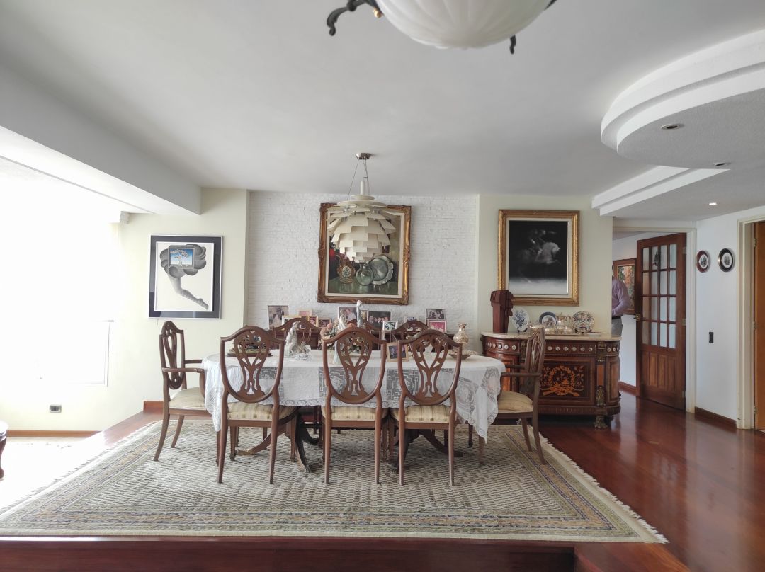 Se vende rendidor apartamento en conjunto bien mantenido, con muy buenas iluminacin y vista. Ubicado en zona muy tranquila, a distancia peatonal muy conveniente del C.C. Terrazas y C.C Lomas de La Lagunita.