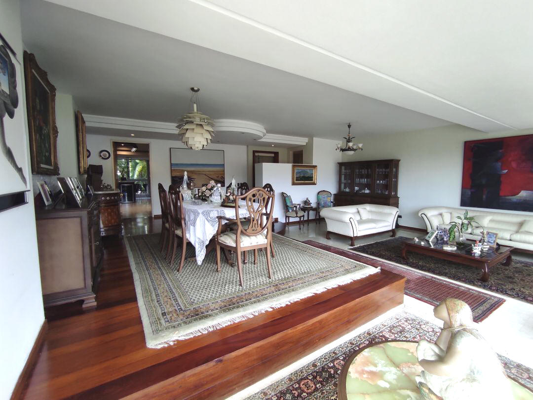 Se vende rendidor apartamento en conjunto bien mantenido, con muy buenas iluminacin y vista. Ubicado en zona muy tranquila, a distancia peatonal muy conveniente del C.C. Terrazas y C.C Lomas de La Lagunita.