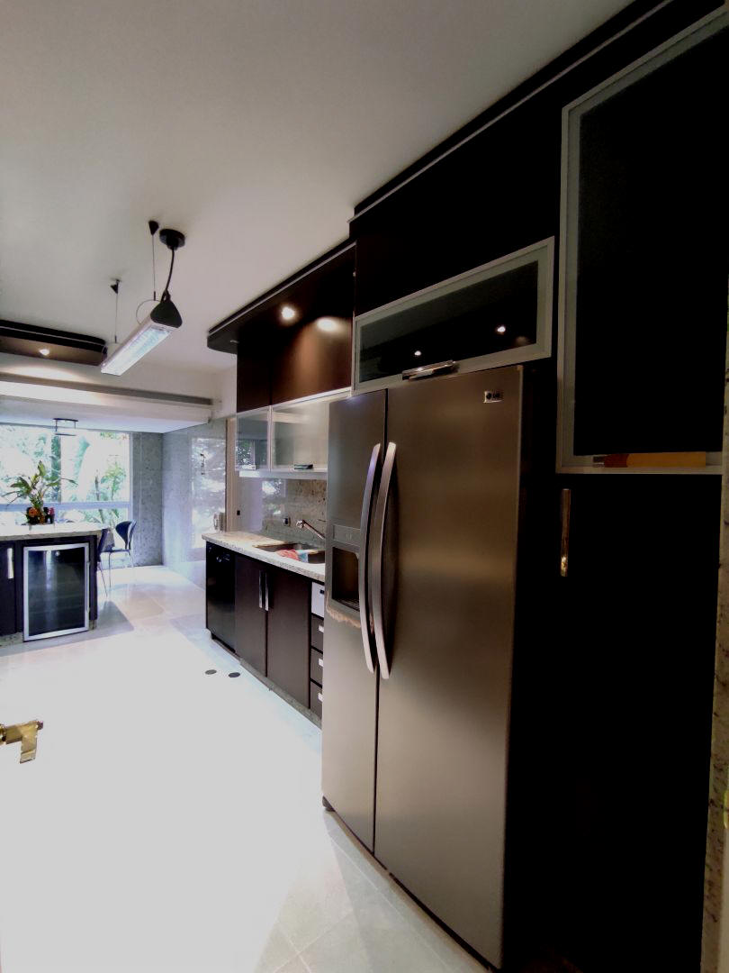 Se vende rendidor apartamento en conjunto bien mantenido, con muy buenas iluminacin y vista. Ubicado en zona muy tranquila, a distancia peatonal muy conveniente del C.C. Terrazas y C.C Lomas de La Lagunita.