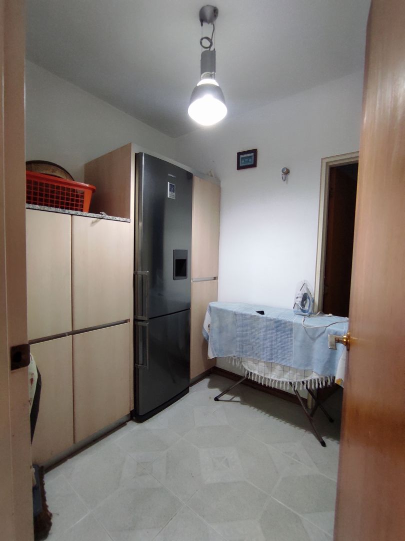 Se vende rendidor apartamento en conjunto bien mantenido, con muy buenas iluminacin y vista. Ubicado en zona muy tranquila, a distancia peatonal muy conveniente del C.C. Terrazas y C.C Lomas de La Lagunita.