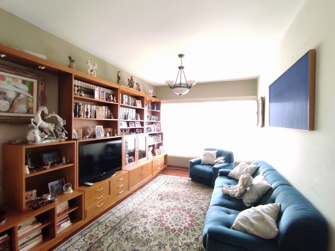 Se vende rendidor apartamento en conjunto bien mantenido, con muy buenas iluminacin y vista. Ubicado en zona muy tranquila, a distancia peatonal muy conveniente del C.C. Terrazas y C.C Lomas de La Lagunita.