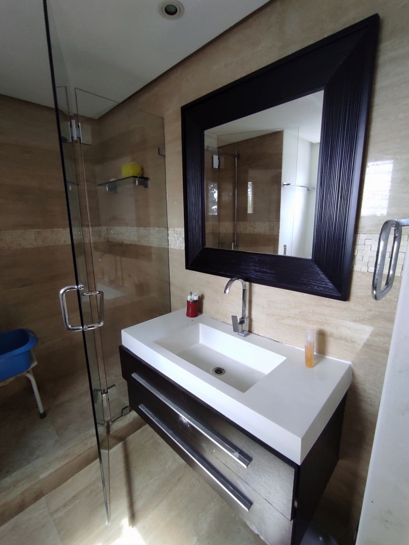 Se vende rendidor apartamento en conjunto bien mantenido, con muy buenas iluminacin y vista. Ubicado en zona muy tranquila, a distancia peatonal muy conveniente del C.C. Terrazas y C.C Lomas de La Lagunita.