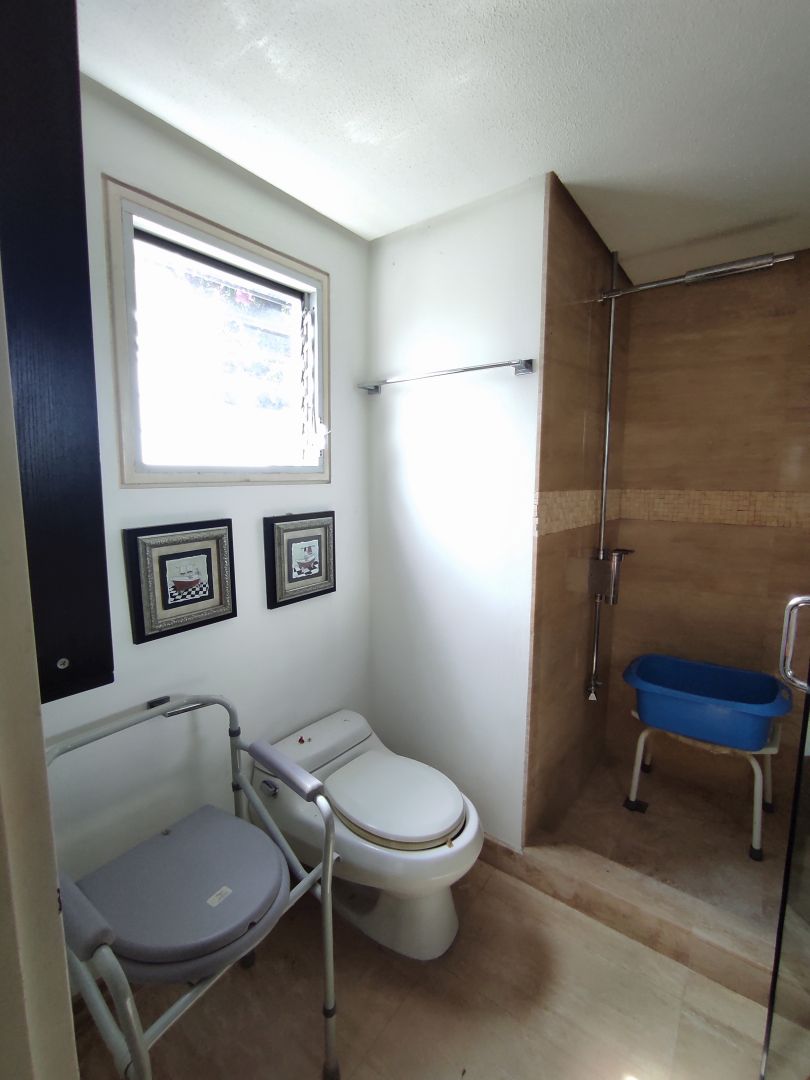 Se vende rendidor apartamento en conjunto bien mantenido, con muy buenas iluminacin y vista. Ubicado en zona muy tranquila, a distancia peatonal muy conveniente del C.C. Terrazas y C.C Lomas de La Lagunita.