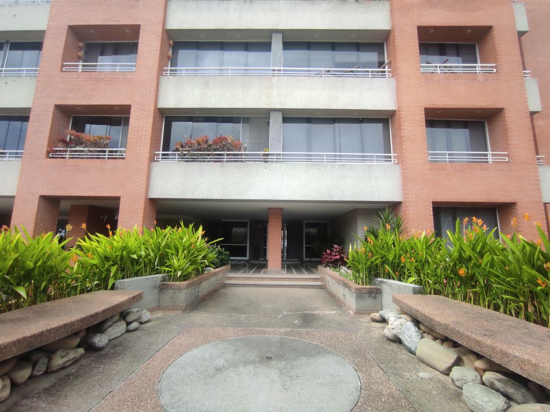 Se vende rendidor apartamento en conjunto bien mantenido, con muy buenas iluminacin y vista. Ubicado en zona muy tranquila, a distancia peatonal muy conveniente del C.C. Terrazas y C.C Lomas de La Lagunita.