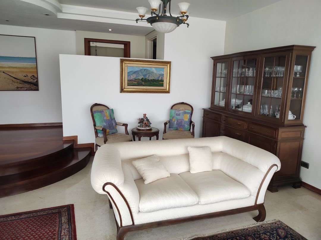 Se vende rendidor apartamento en conjunto bien mantenido, con muy buenas iluminacin y vista. Ubicado en zona muy tranquila, a distancia peatonal muy conveniente del C.C. Terrazas y C.C Lomas de La Lagunita.