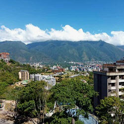 Impecable apartamento en Colinas de Valle Arriba, muy bien ubicado y con excelente vista, actualizado, listo para mudarse, zona segura y tranquila