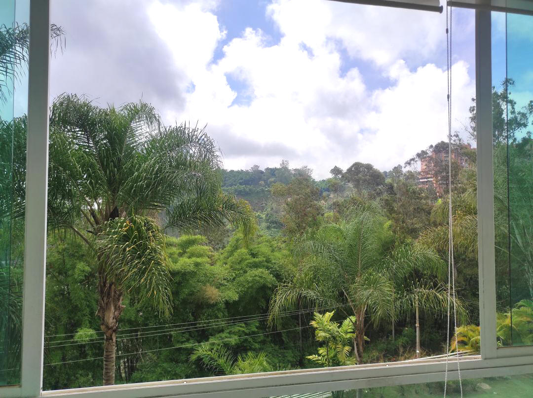 Venta apartamento en Los Bambes, La Boyera parte alta. Excelente conjunto ubicado en calle terminal con control de acceso, estricta seguridad. Zona muy tranquila con clima de montaa y vistas panormicas.
