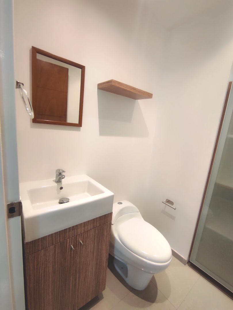 Venta apartamento en Los Bambes, La Boyera parte alta. Excelente conjunto ubicado en calle terminal con control de acceso, estricta seguridad. Zona muy tranquila con clima de montaa y vistas panormicas.