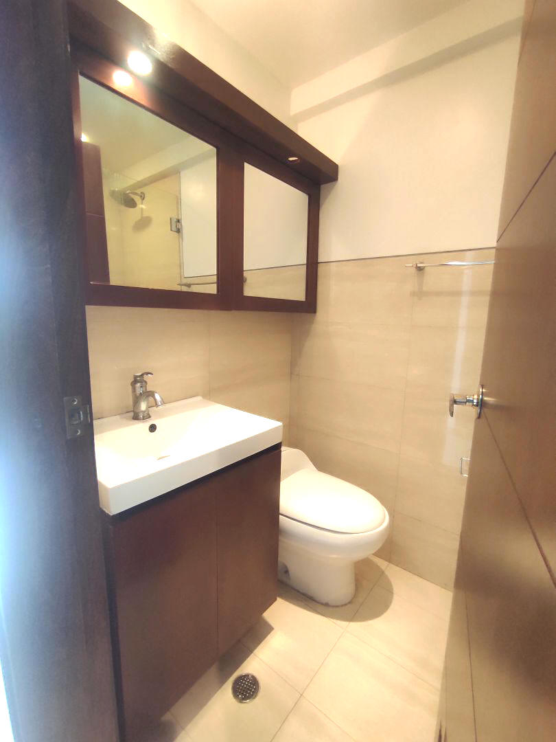 Venta apartamento en Los Bambes, La Boyera parte alta. Excelente conjunto ubicado en calle terminal con control de acceso, estricta seguridad. Zona muy tranquila con clima de montaa y vistas panormicas.