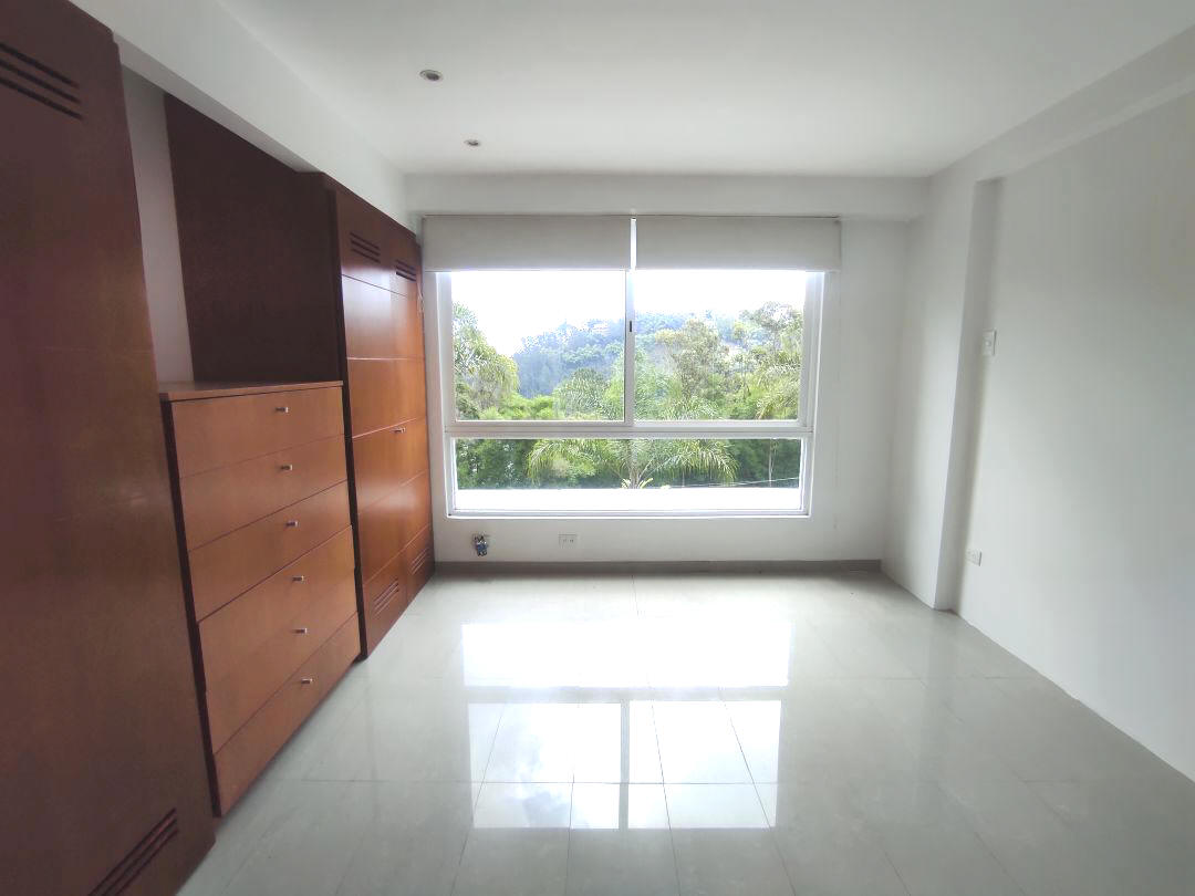 Venta apartamento en Los Bambes, La Boyera parte alta. Excelente conjunto ubicado en calle terminal con control de acceso, estricta seguridad. Zona muy tranquila con clima de montaa y vistas panormicas.