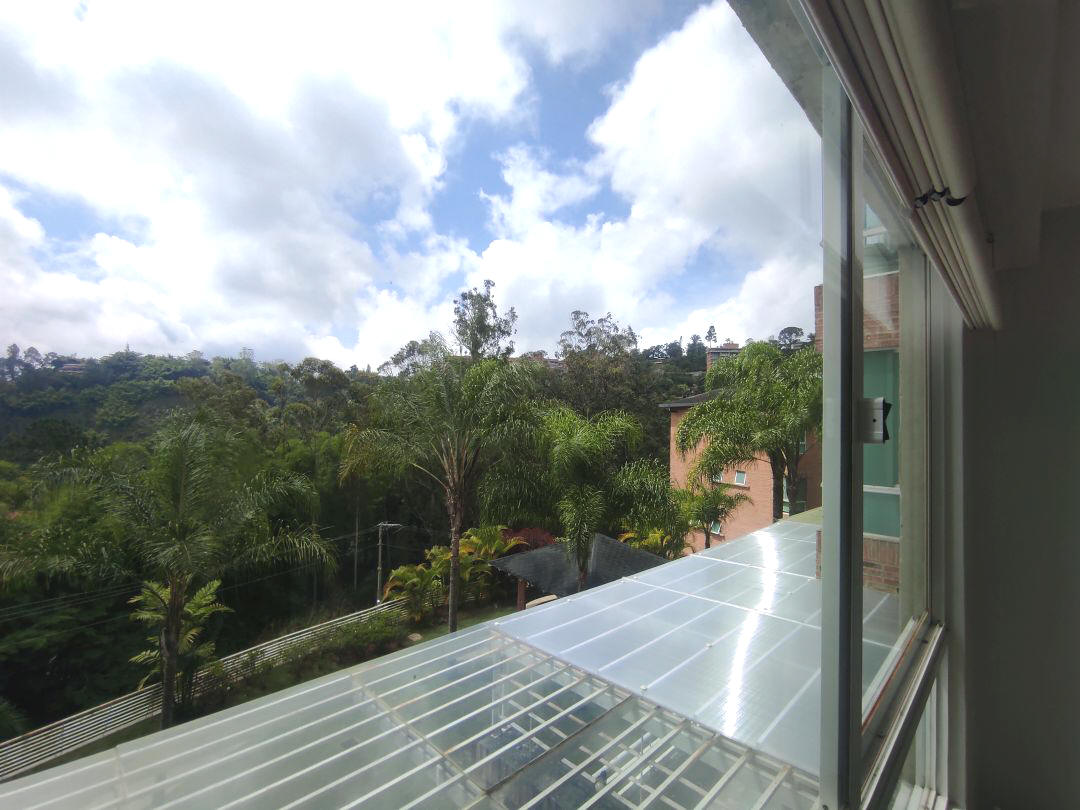Venta apartamento en Los Bambes, La Boyera parte alta. Excelente conjunto ubicado en calle terminal con control de acceso, estricta seguridad. Zona muy tranquila con clima de montaa y vistas panormicas.