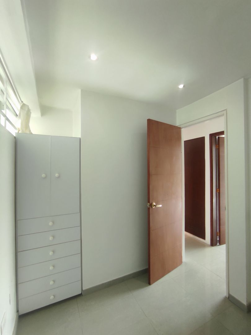 Venta apartamento en Los Bambes, La Boyera parte alta. Excelente conjunto ubicado en calle terminal con control de acceso, estricta seguridad. Zona muy tranquila con clima de montaa y vistas panormicas.