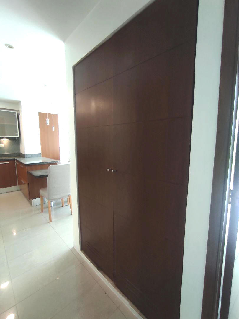 Venta apartamento en Los Bambes, La Boyera parte alta. Excelente conjunto ubicado en calle terminal con control de acceso, estricta seguridad. Zona muy tranquila con clima de montaa y vistas panormicas.