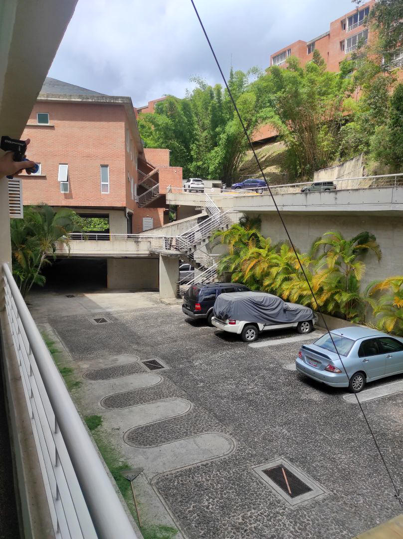 Venta apartamento en Los Bambes, La Boyera parte alta. Excelente conjunto ubicado en calle terminal con control de acceso, estricta seguridad. Zona muy tranquila con clima de montaa y vistas panormicas.