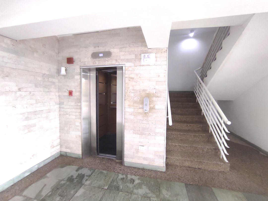 Venta apartamento en Los Bambes, La Boyera parte alta. Excelente conjunto ubicado en calle terminal con control de acceso, estricta seguridad. Zona muy tranquila con clima de montaa y vistas panormicas.