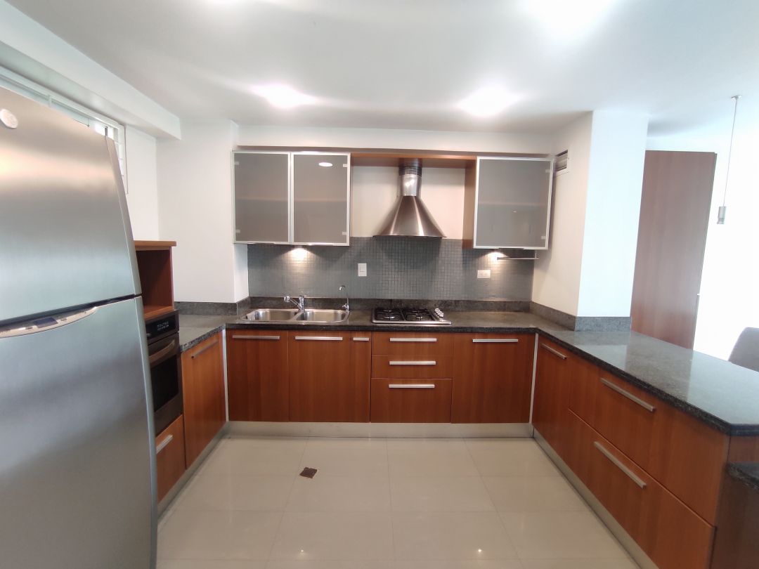 Venta apartamento en Los Bambes, La Boyera parte alta. Excelente conjunto ubicado en calle terminal con control de acceso, estricta seguridad. Zona muy tranquila con clima de montaa y vistas panormicas.