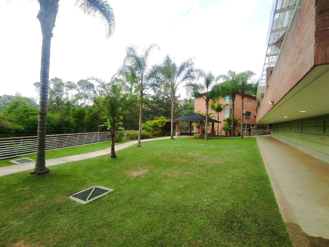 Venta apartamento en Los Bambes, La Boyera parte alta. Excelente conjunto ubicado en calle terminal con control de acceso, estricta seguridad. Zona muy tranquila con clima de montaa y vistas panormicas.