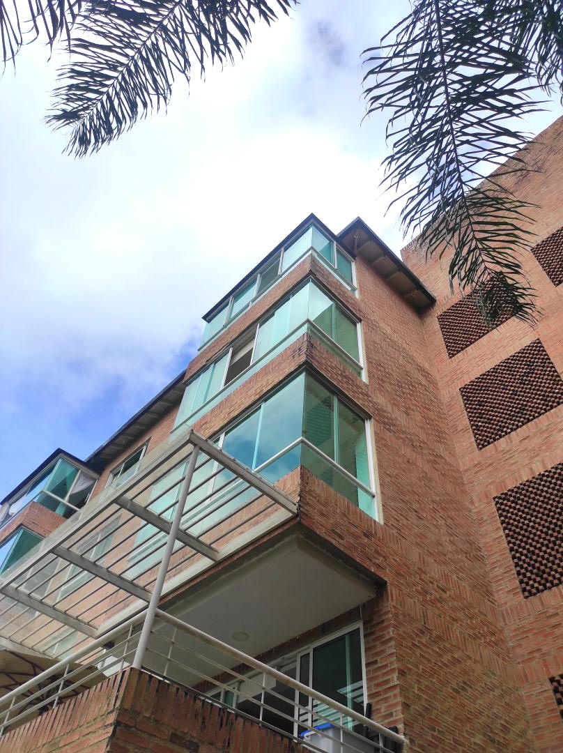 Venta apartamento en Los Bambes, La Boyera parte alta. Excelente conjunto ubicado en calle terminal con control de acceso, estricta seguridad. Zona muy tranquila con clima de montaa y vistas panormicas.