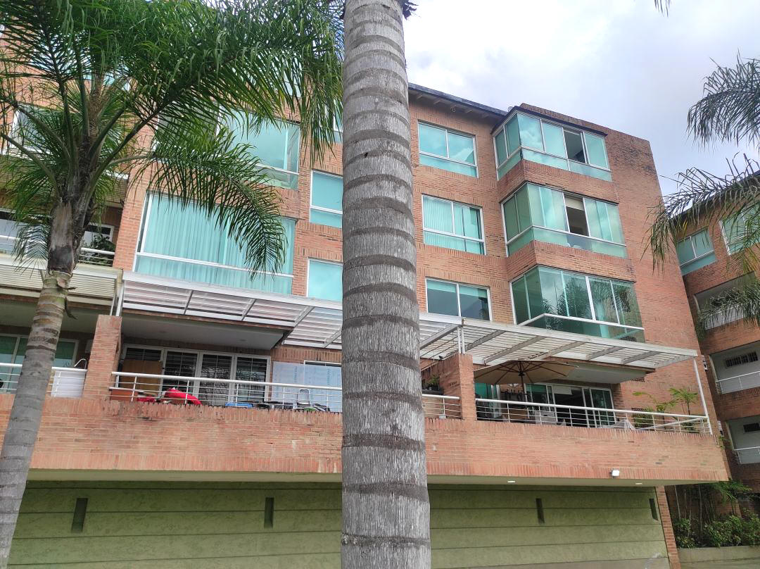 Venta apartamento en Los Bambes, La Boyera parte alta. Excelente conjunto ubicado en calle terminal con control de acceso, estricta seguridad. Zona muy tranquila con clima de montaa y vistas panormicas.