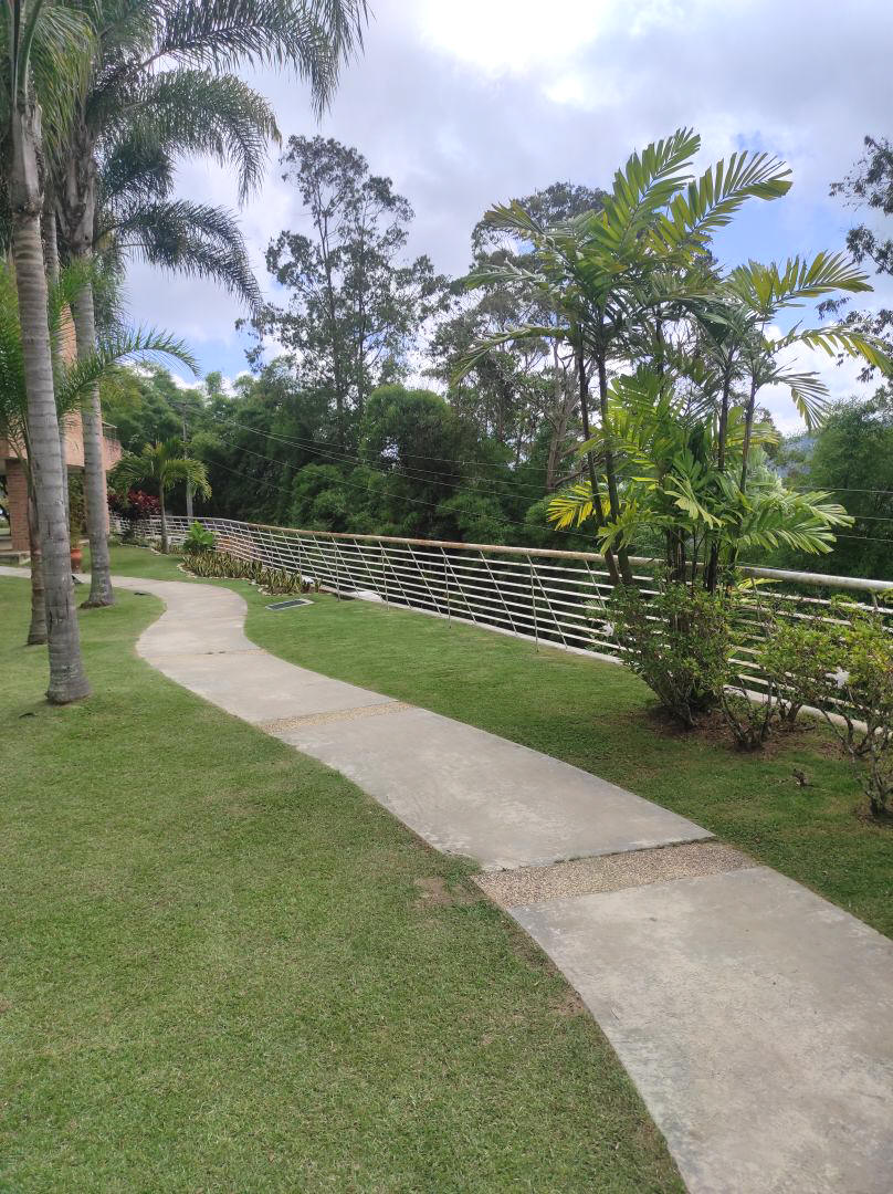 Venta apartamento en Los Bambes, La Boyera parte alta. Excelente conjunto ubicado en calle terminal con control de acceso, estricta seguridad. Zona muy tranquila con clima de montaa y vistas panormicas.