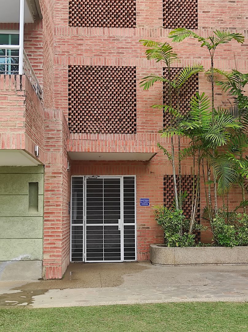 Venta apartamento en Los Bambes, La Boyera parte alta. Excelente conjunto ubicado en calle terminal con control de acceso, estricta seguridad. Zona muy tranquila con clima de montaa y vistas panormicas.