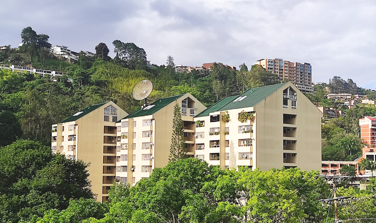 Venta Apartamentos PH Dplex en Las Esmeraldas, conjunto Carabal, con rea +125 m2, calle terminal con doble control de acceso, amplias reas comunes y numerosos puestos para visitantes.