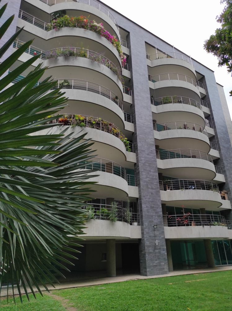 Venta o Alquiler apartamentos en el exclusivo conjunto "Paraso Los Chorros. Alquiler $9-11/m2 Venta $2.220/m2