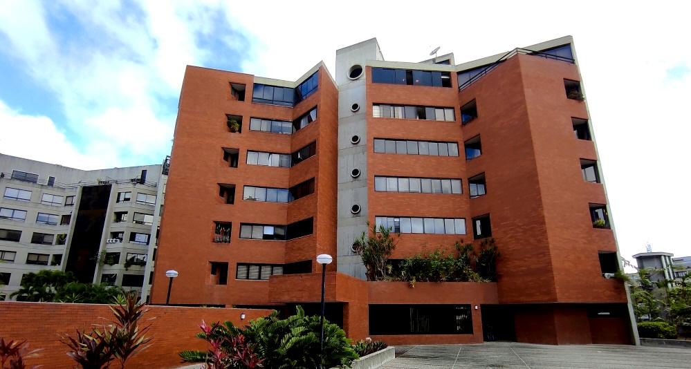 Impecable apartamento en Colinas de Valle Arriba, muy bien ubicado y con excelente vista, actualizado, listo para mudarse, zona segura y tranquila
